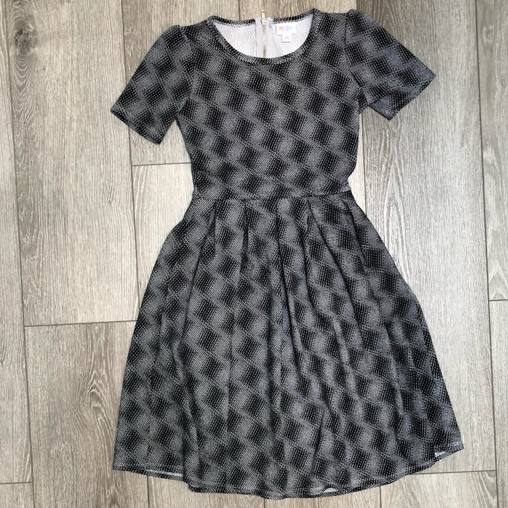 LULAROE SHORT SLEEVE AMELIA DRESS BLACK WHITE GEOMETRIC PRINT XS